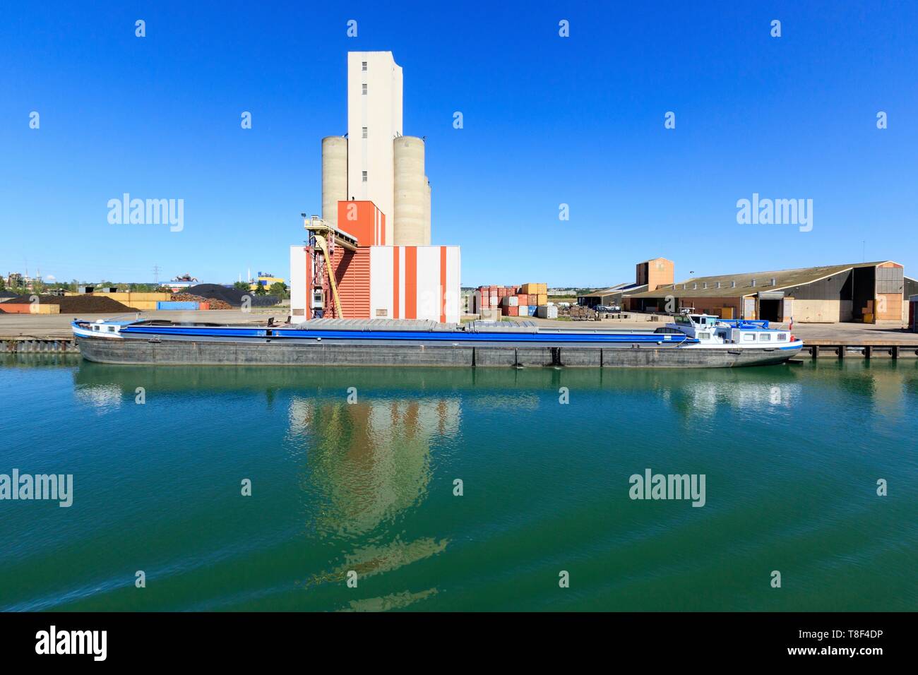 Frankreich, Isère, Salaise-sur Sanne, Industrie- und Hafen von salaize Sablons sur Le Rhone Stockfoto