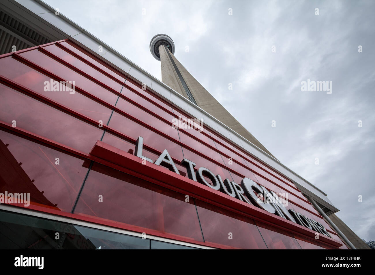 TORONTO, KANADA - 13 November, 2018: Blick auf die Canadian National Tower (CN Tower) von seiner Unterseite mit seinem Wahrzeichen Logo und dem Eingang. Es ist eine Stockfoto