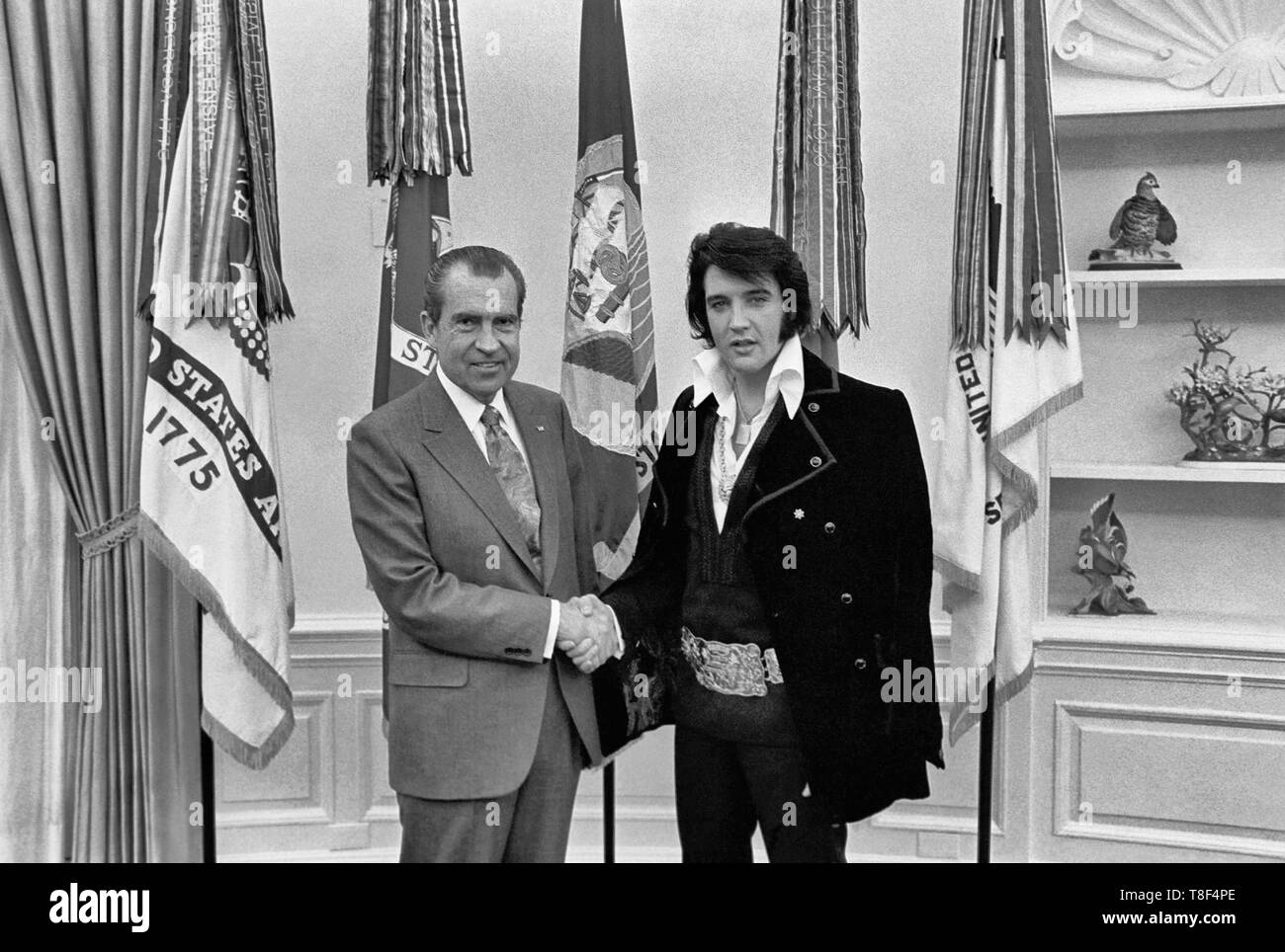 Elvis Presley, Richard Nixon. Am 21. Dezember 1970, auf eigenen Wunsch, Presley met dann - Präsident Richard Nixon im Oval Office des Weißen Hauses. Elvis ist auf der rechten Seite. Waggishly, dieses Bild wird gesagt, "der zwei größten Künstler des 20. Jahrhunderts". Stockfoto