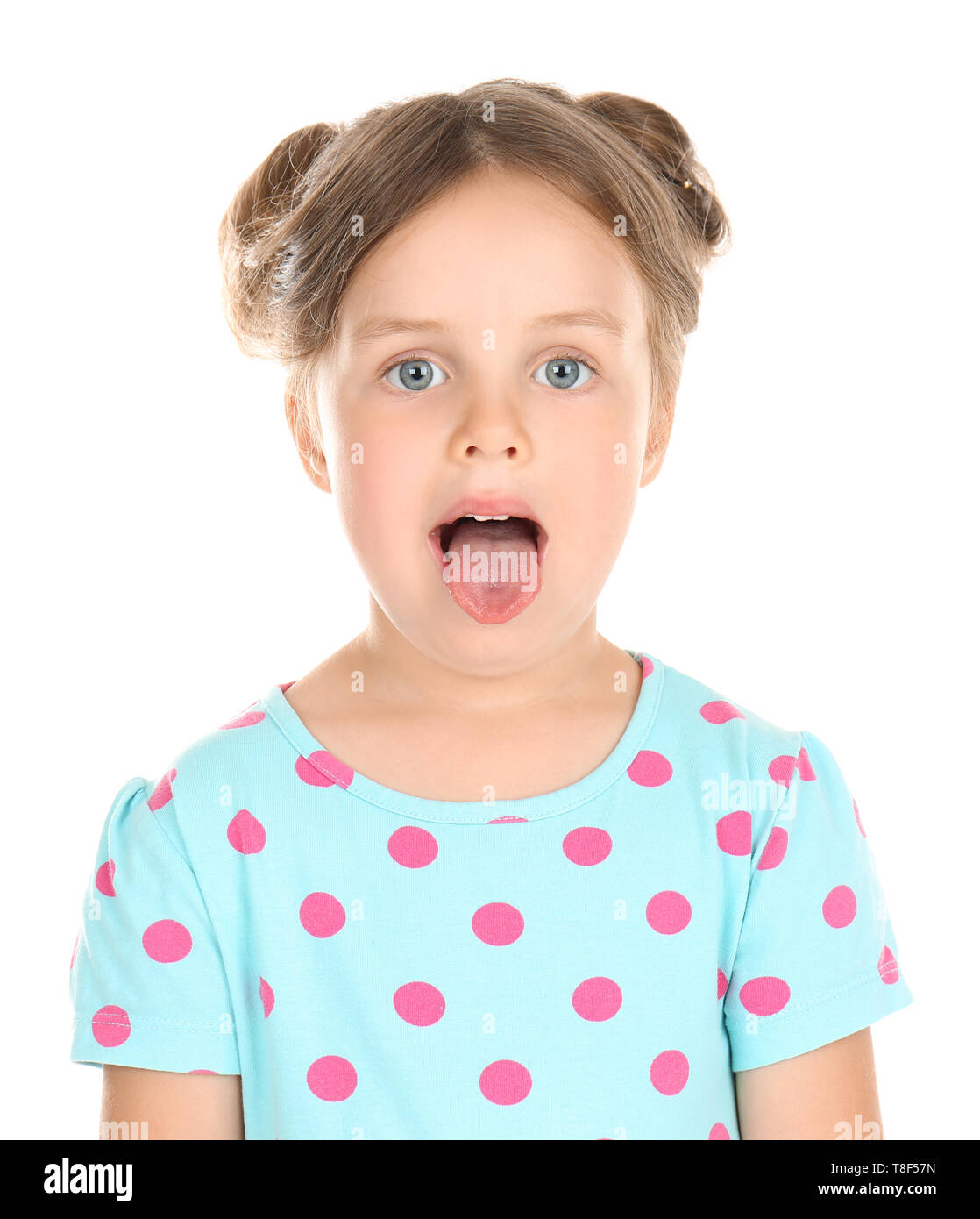 Süße kleine Mädchen mit Zunge auf weißem Hintergrund Stockfoto