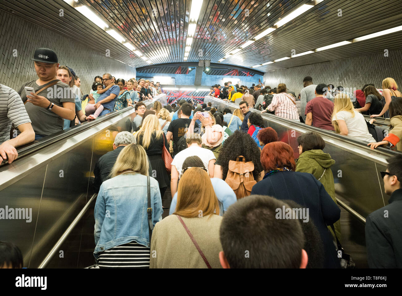 New York City Transit während der Beschäftigten voll mal viele Leute online Cherry Blossom Festivals zu sehen Stockfoto