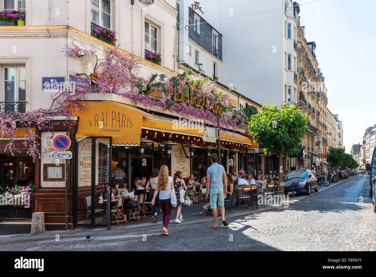 Frankreich, Paris, 18, Rue des Abbesses, Couchtisch Le Vrai Paris Stockfoto