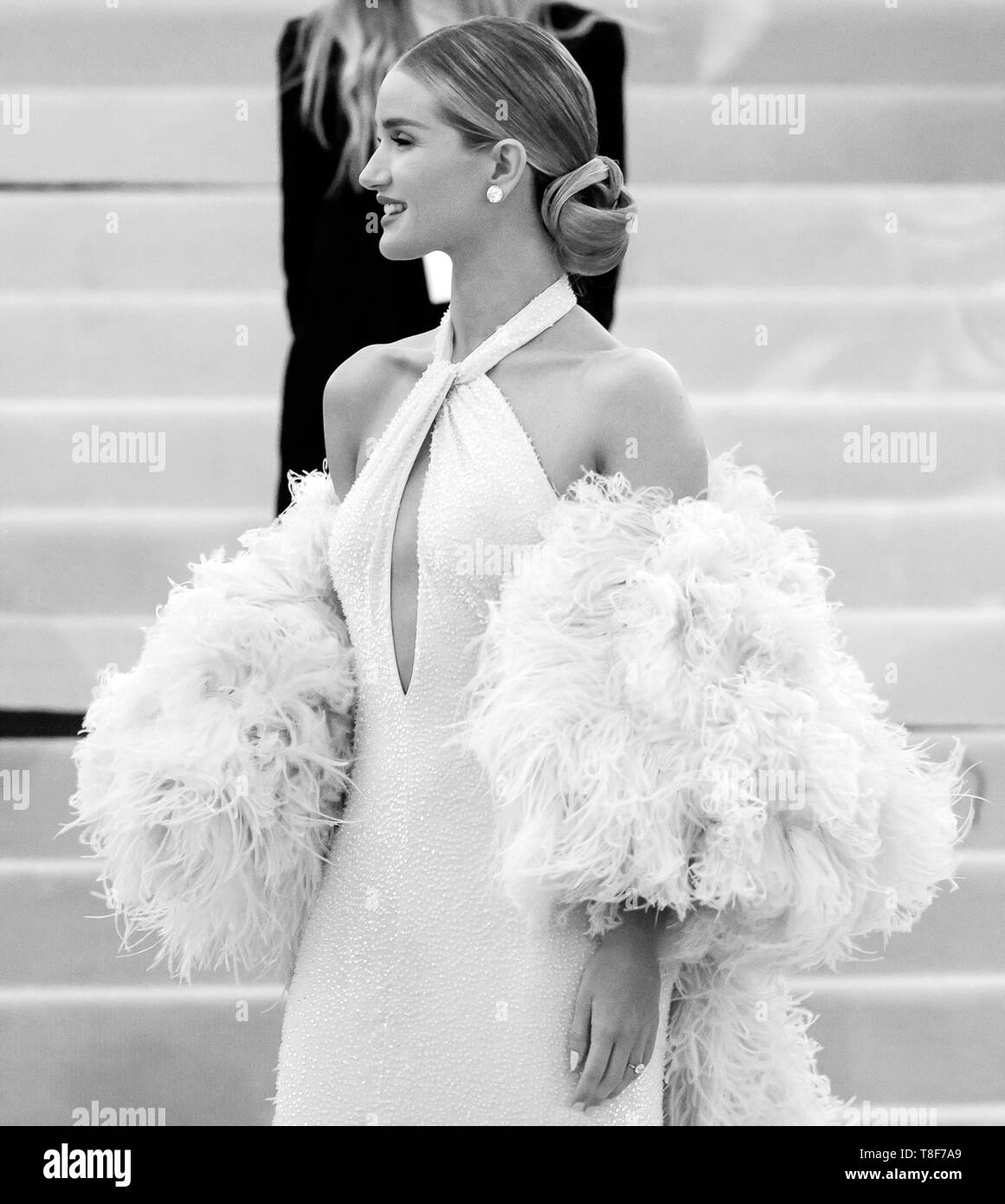 New York, NY - Mai 06, 2019: Rosie Huntington-Whiteley kommt für die 2019 Met Gala feiern Camp: Hinweise auf die Art und Weise an der Metropolitan Museum von Stockfoto