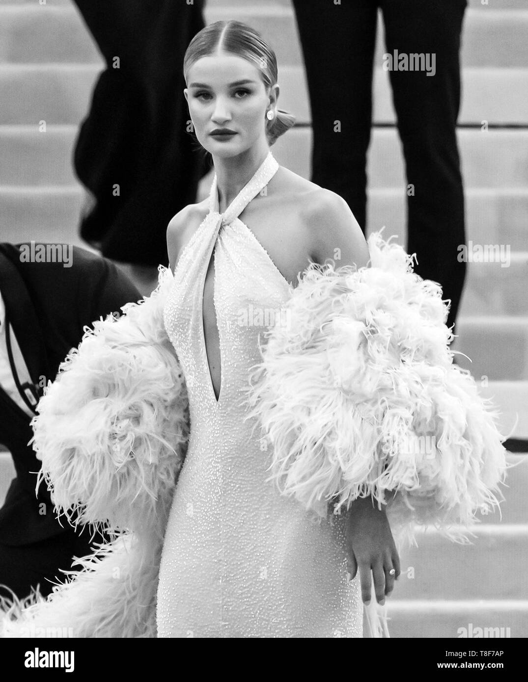 New York, NY - Mai 06, 2019: Rosie Huntington-Whiteley kommt für die 2019 Met Gala feiern Camp: Hinweise auf die Art und Weise an der Metropolitan Museum von Stockfoto