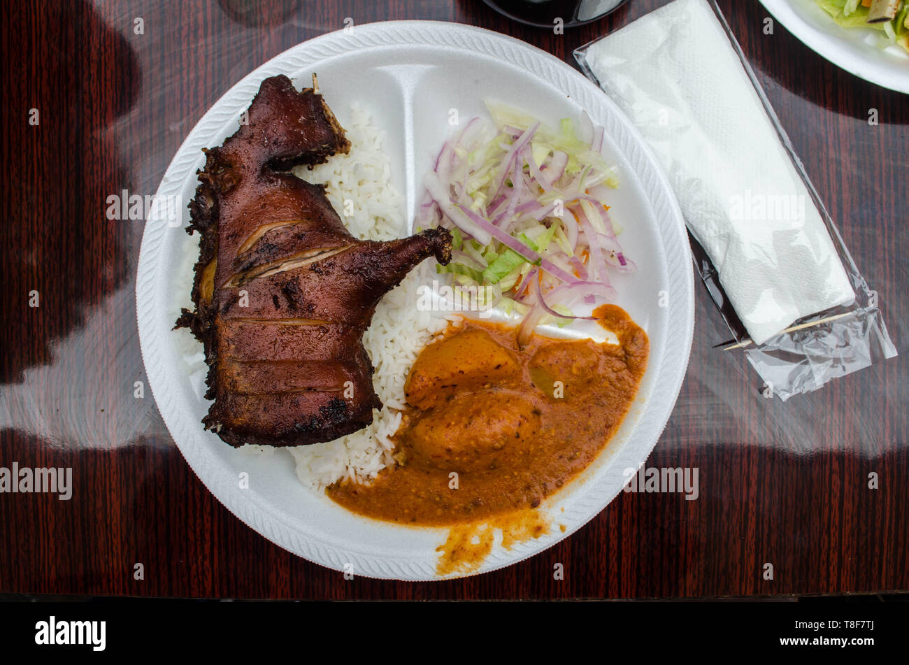 Teller mit gerösteten Meerschweinchen in Peru Restaurants serviert wird. Stockfoto