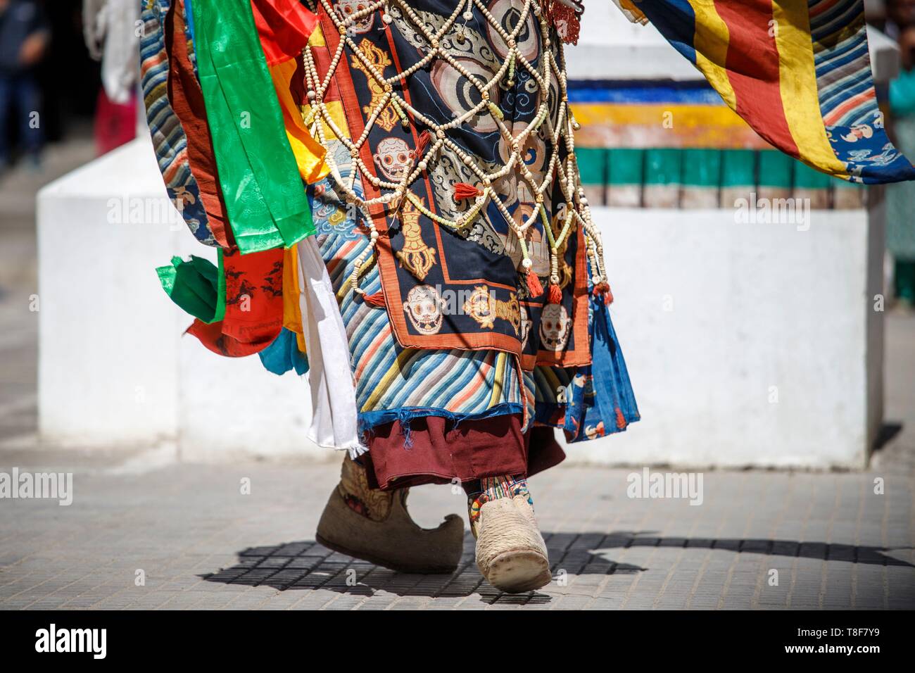 Indien, Jammu und Kaschmir, Himalaya, Ladakh, Indus Valley, Leh, Ladakh Festival, Gompa Soma buddhistischer Tempel (Chokhang), ein Mönch in einem bunten Kostüm führt rituelle Tänze im Innenhof des Tempels Stockfoto