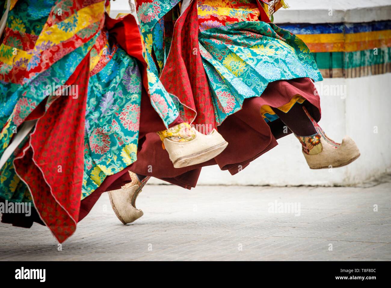 Indien, Jammu und Kaschmir, Himalaya, Ladakh, Indus Valley, Leh, Ladakh Festival, Gompa Soma buddhistischer Tempel (Chokhang), ein Mönch in einem bunten Kostüm führt rituelle Tänze im Innenhof des Tempels Stockfoto