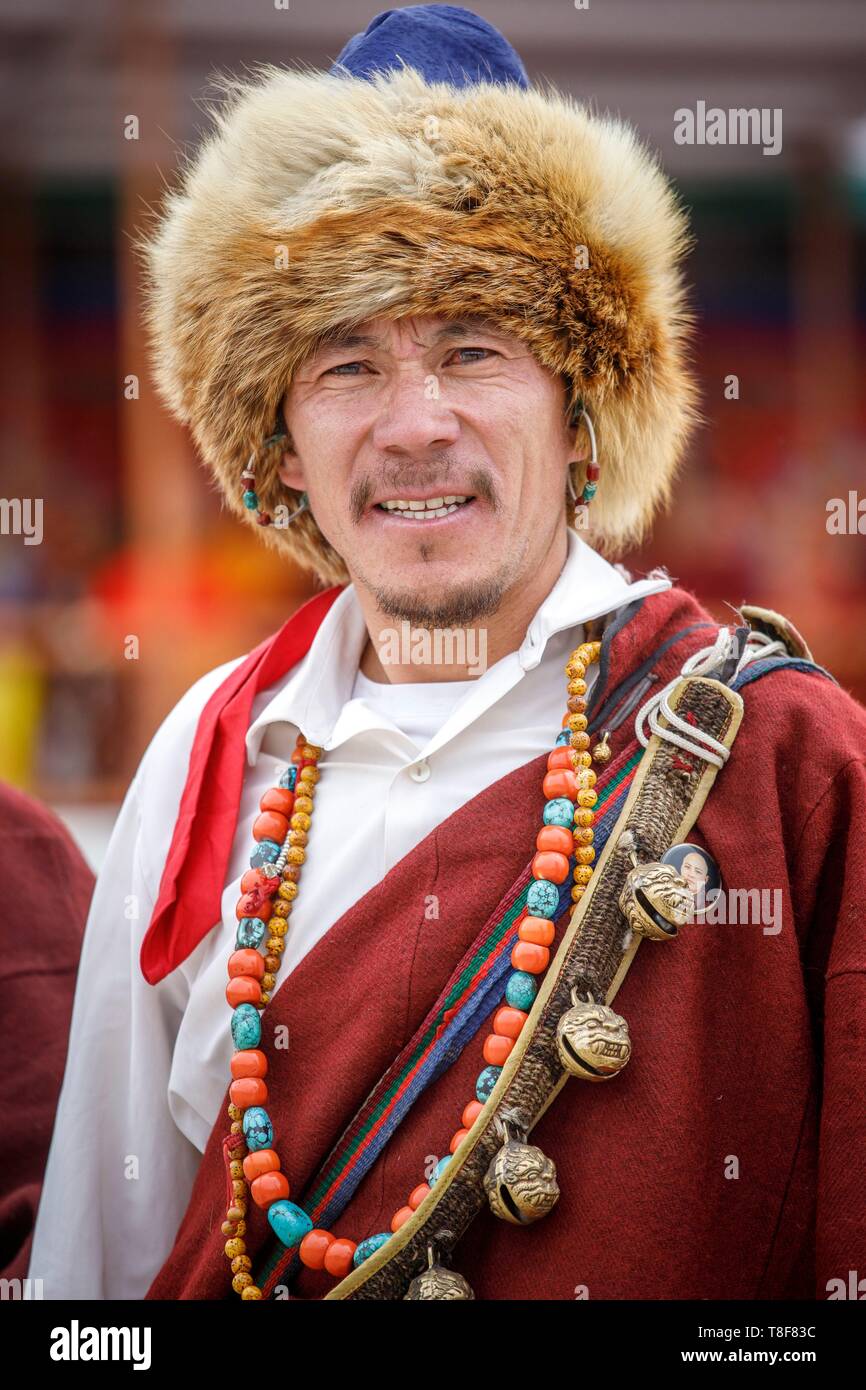 Indien, Bundesstaat Jammu und Kashmir, Himalaja, Ladakh, Indus Valley, Leh, Ladakh Festival, Mann von einem kulturellen Truppe der Gya-Meru Region tragen Der singge-snamtchok, ein Kopfschmuck immitating der Kopf eines Löwen Stockfoto