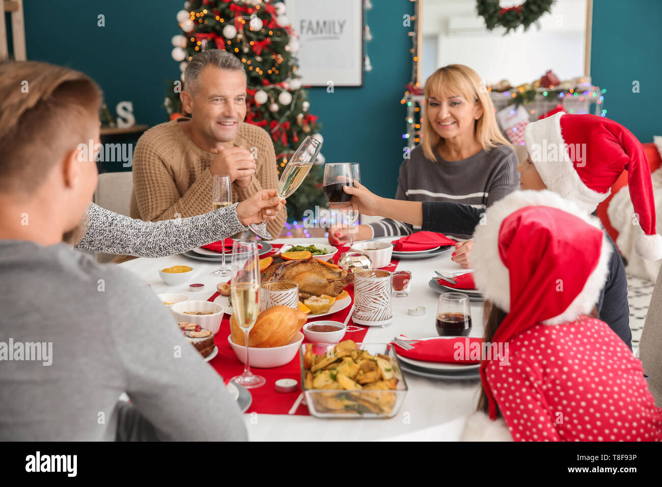 Happy Family in Weihnachten Abendessen zu Hause Stockfoto
