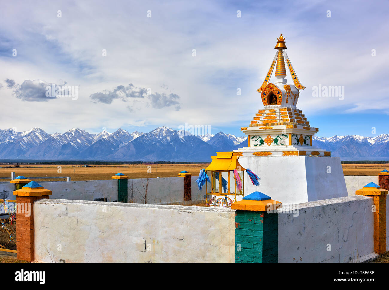 Buddhistische Stupa in der Steppe in Tunka Tal. Religiöse Konstruktion. Republik Burjatien Stockfoto