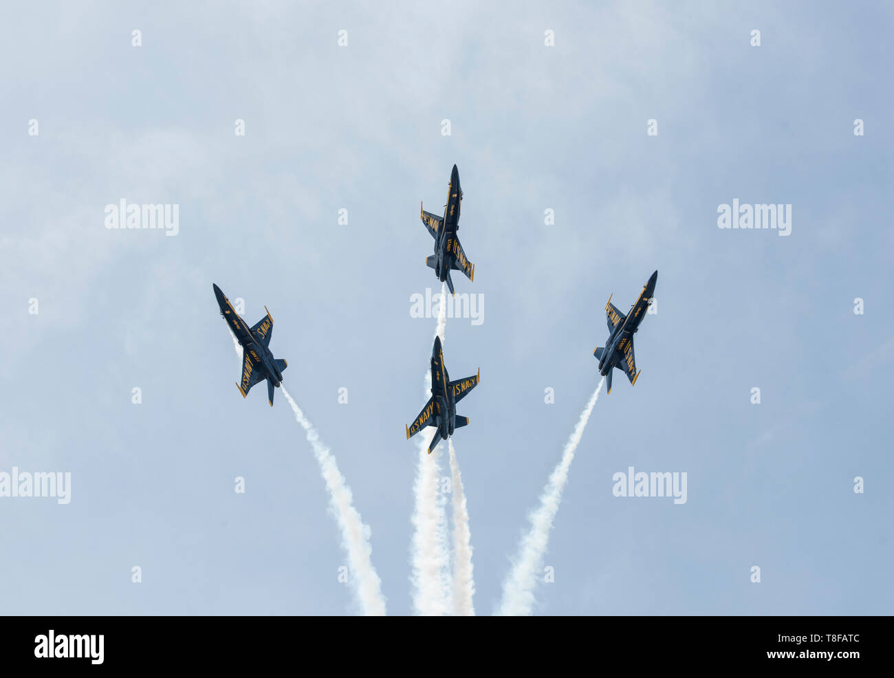 Die US Navy Blue Angels ein Manöver durchführen, während der 2019 Legenden im Flug JBA Air & Space Expo auf Joint Base Andrews, Md., 10. Mai 2019. Air Shows der Öffentlichkeit eine Chance mit Service Mitglieder zu interagieren und zu Zeugen aus erster Hand die warfighting Fähigkeiten der Streitkräfte. (U.S. Air Force Foto von Flieger 1. Klasse Michael S. Murphy) Stockfoto