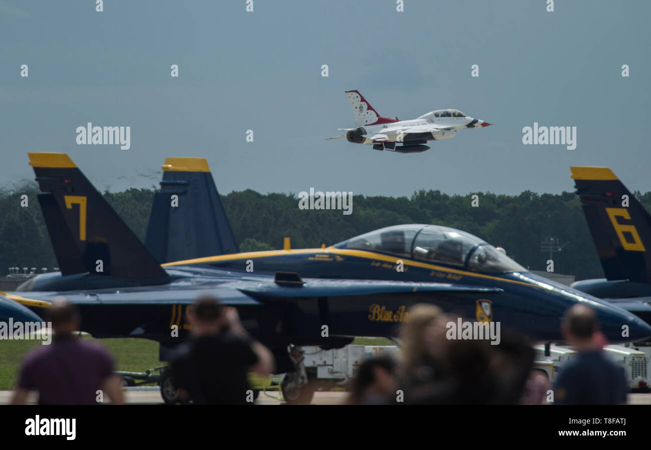 Ein US Air Force Thunderbird F-16 nimmt während der 2019 Legenden im Flug JBA Air & Space Expo auf Joint Base Andrews, Md., 10. Mai 2019. Die US Air Force und US Navy Blue Angels sind die Headliner Handlungen der Air Show. Dies wird das erste Mal seit 12 Jahren, dass sowohl die Demonstration Teams am gleichen Schauplatz fliegen. (U.S. Air Force Foto von Flieger 1. Klasse Michael S. Murphy) Stockfoto