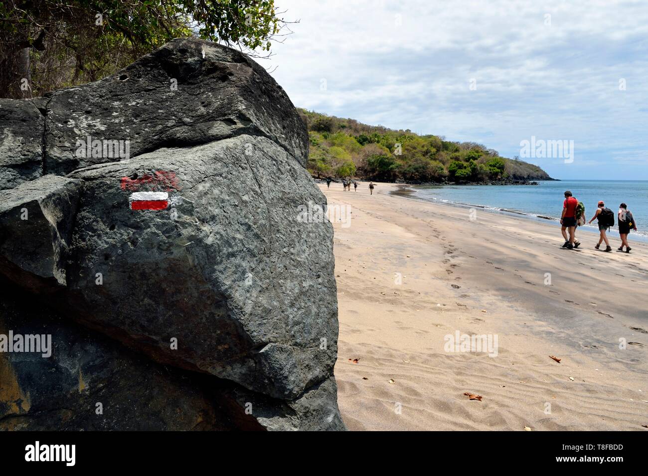 Frankreich, Insel Mayotte (französische überseeische Departements), Grande Terre, M'Saziley Tsamoudou, Strand, Wanderer zu Fuß am Strand entlang der langen Wanderweg rund um die Insel gehen Stockfoto