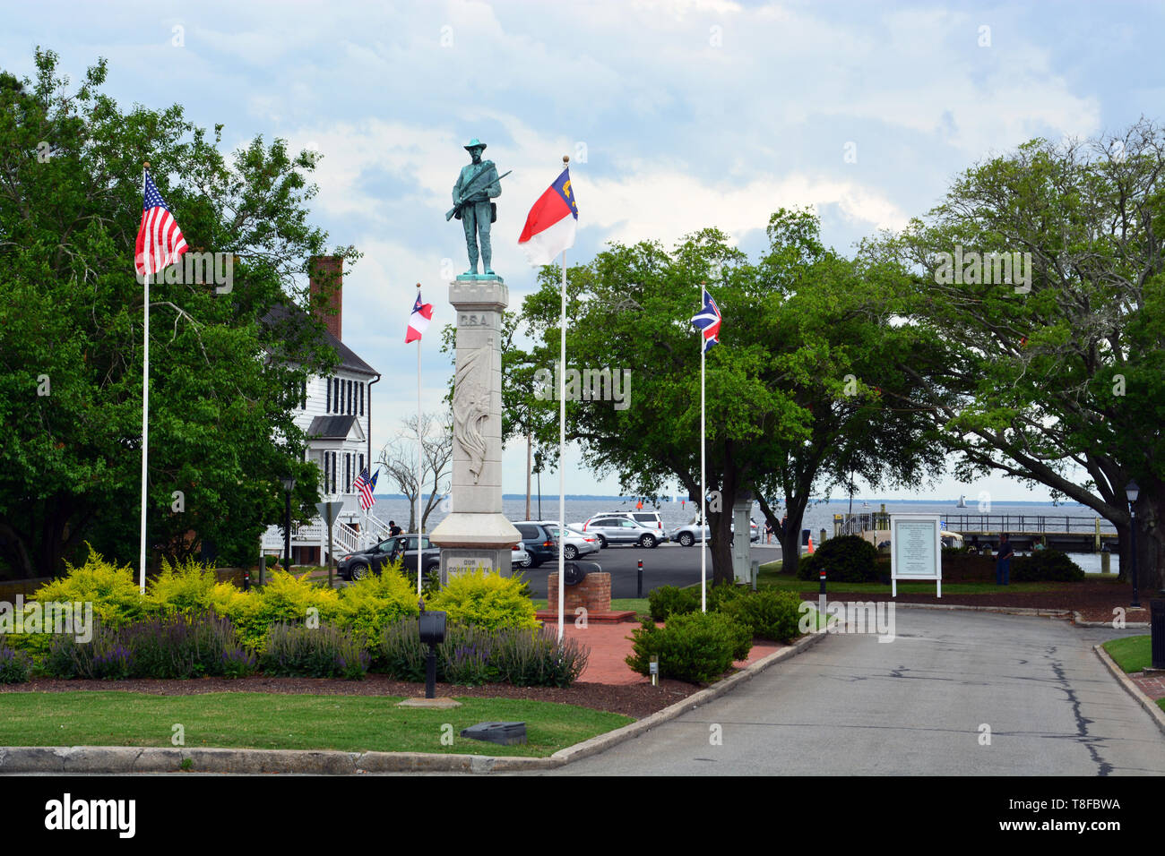 Die Konföderierten Kriegerdenkmal mit anonymen Soldat in Edenton, North Carolina Miliz, die während des Bürgerkrieges starb gewidmet ist. Stockfoto