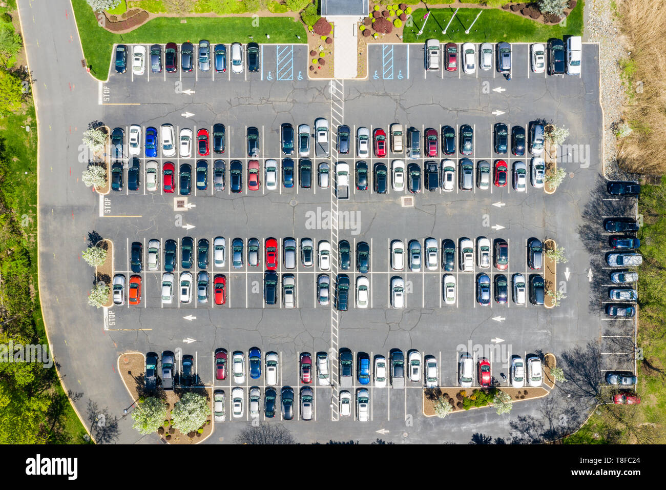 Antenne drone Ansicht eines langen corporate Parkplatz Stockfoto