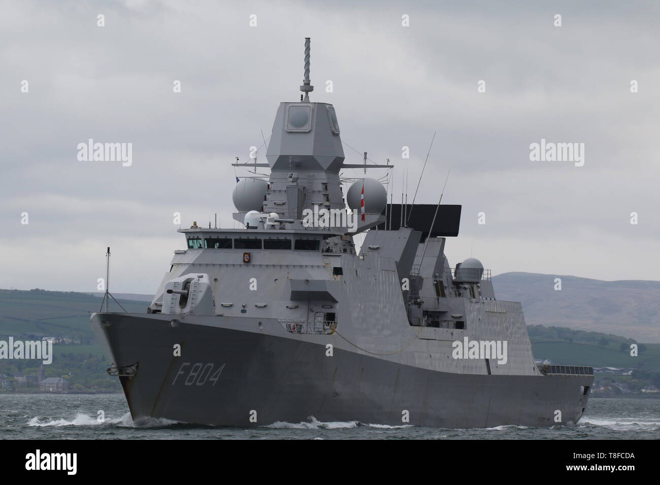 HNLMS De Ruyter (F804), eine Fregatte der De Zeven Provincien-Klasse, die von der niederländischen Marine betrieben wird und Greenock während der Übung Formidable Shield 2019 passiert. Stockfoto