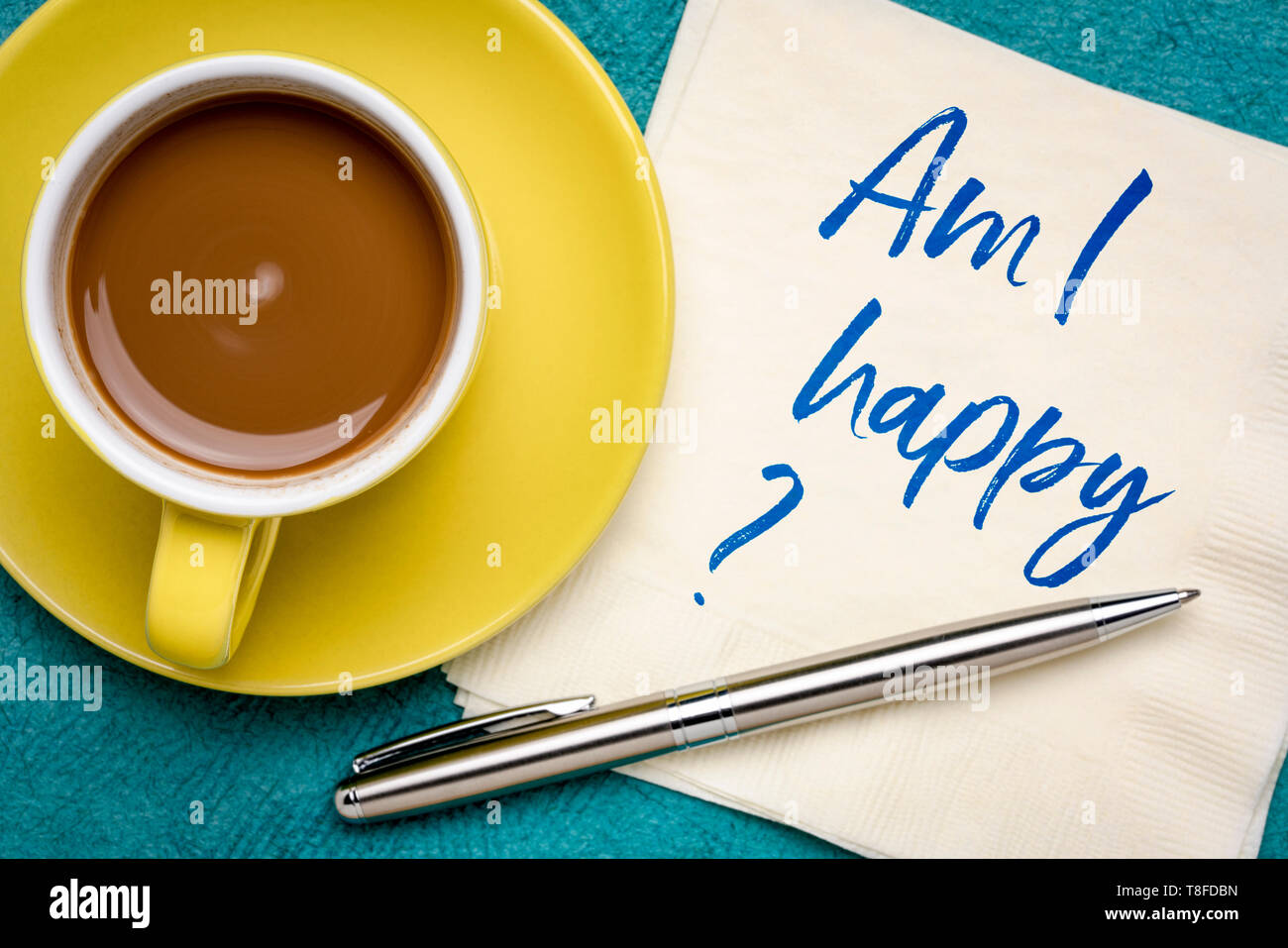 Bin ich glücklich? Handschrift auf eine Serviette mit einer Tasse Kaffee. Stockfoto