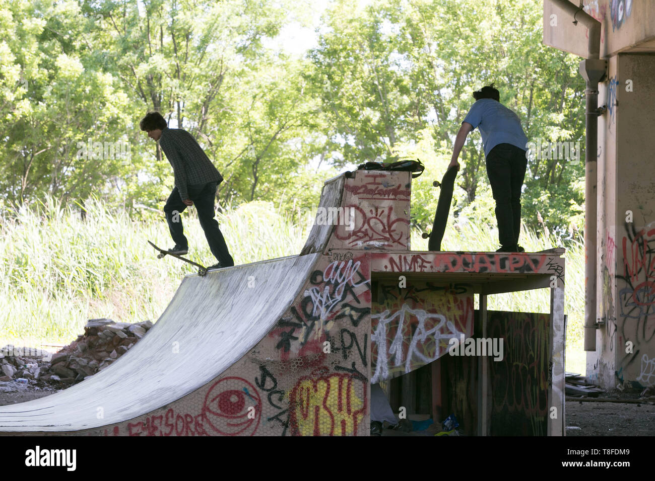 Skaterboarder im FDR Skateboard Park unter der Interstate 95 im südlichen Philadelphia PA Stockfoto