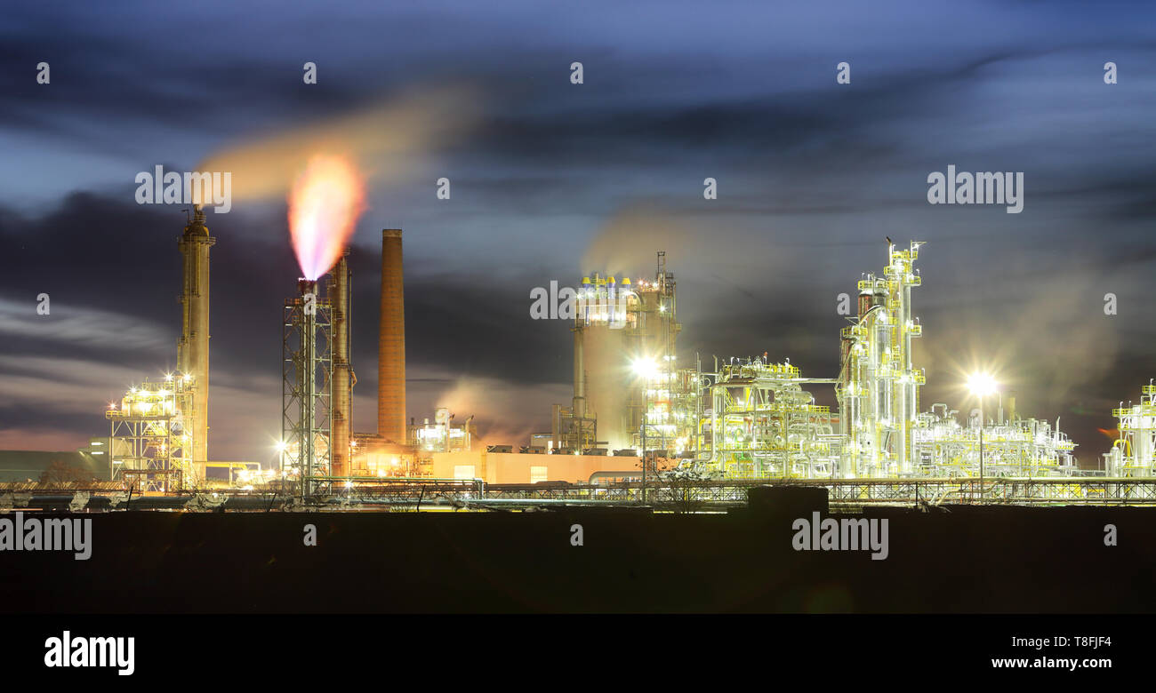 Petrochemische Ölindustrie über Nacht, Fabrik. Stockfoto