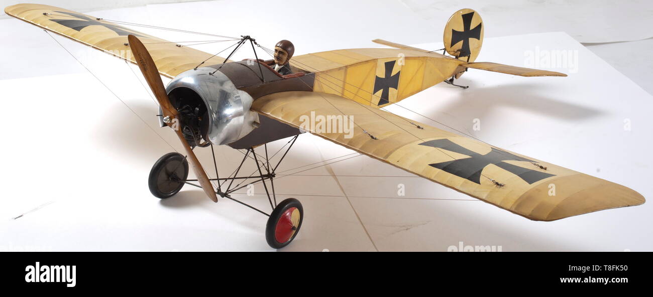 Fokker E.III Eindecker - eine gut aufgebaute Flying scale Modell des berühmten Ersten Weltkrieg einsitzige Jagdflugzeug, die aus Balsaholz Rumpf, Tragflächen und Leitwerk in feiner Sahne-farbigen Stoff, der mainplanes mit Drähten, beweglichen Höhenruder und Seitenruder verspannt, die aus poliertem Aluminium Motorhaube mit einem 1-Zylinder Motor mit 28 cm Durchmesser Contest' RipMax" Holz Propeller, auf Stütze - und Kabel-verspannt Hauptfahrwerk, die Räder mit Gummireifen und mit Schwanz Gleiter montiert, blacknational Markierungen der Zeitraum, 121 cm Flügelspannweite. historischen, geschichtlichen, Truppe, t, Editorial-Use - Nur Stockfoto