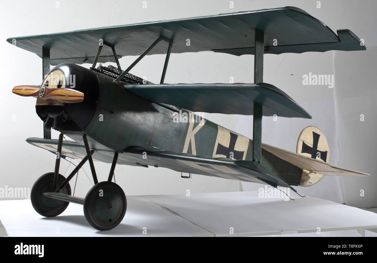 Fokker Dr. I 213/17 - ein fein Flugmodell 2 dieses berühmten Ersten Weltkrieg Kaiserlichen Flying Corps Dreidecker gebaut, das Holz, mainplanes Rumpf und Leitwerk mit feinen Stoff bedeckt, die vorderen Rumpf Balsa Holz und Metall cowlconcealing der Dummy 110 hp Oberursel Rotary-Zylinder Motor mit einem 56 cm Holz Propeller ausgerüstet, der oberen Rumpf mit zwei fest angeschlossenen synchronisiert Spandau Maschinengewehr montiert, die mainplanes mit Verstrebungen, mit Draht stützen, das Untergestell mit Räder mit Gummibereifung, den hinteren Rumpf mit Leitwerk Skid, in ov beendete, Editorial-Use - Nur Stockfoto