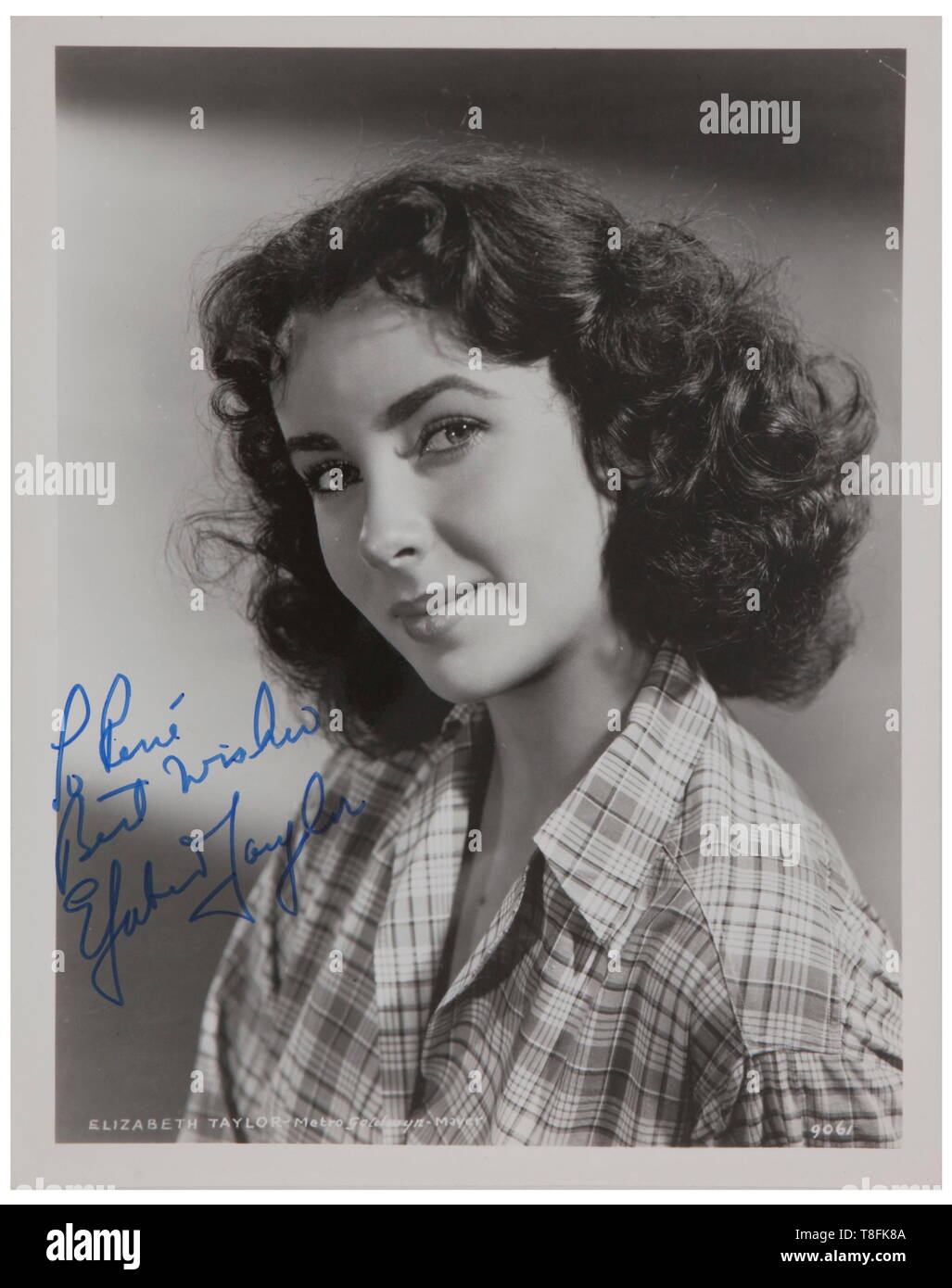 Elizabeth Taylor Studio Foto 20,5 cm x 25,5 cm. Unterzeichnet zu Rene besten Wünsche, Elizabeth Taylor". USA - Los historischen, geschichtlichen, USA, Vereinigte Staaten von Amerika, amerikanische, Objekt, Objekte, Stills, Clipping, Clippings, Ausschneiden, Ausschneiden, Ausschnitten, 20. Jahrhundert, Additional-Rights - Clearance-Info - Not-Available Stockfoto