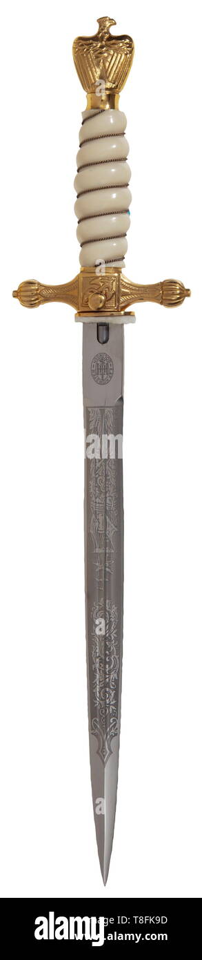 A 1957 Deutsche Post Krieg style navy Dolch, Adler/anchor Knauf Griff behält Mehrheit der Vergoldung. Kunststoff weiß Draht gewickelt. Segelschiff Blade markierten E&F Hörster. Scheide Hals befestigt durch zentral montierte Schrauben Vorder- und Rückseite. Scheide Suspension Bands repousse Stil. Länge 41 cm. Provenienz: Vic Diehl Sammlung. USA - Los historischen, geschichtlichen, Marine, Marine, Militär, Militaria, Zweig, Zweige, Streitkräften und bewaffneten Service, Objekt, Objekte, Stills, Clipping, Clippings, Ausschneiden, Ausschneiden, Ausschnitten, 20. Jahrhundert, Editorial-Use - Nur Stockfoto