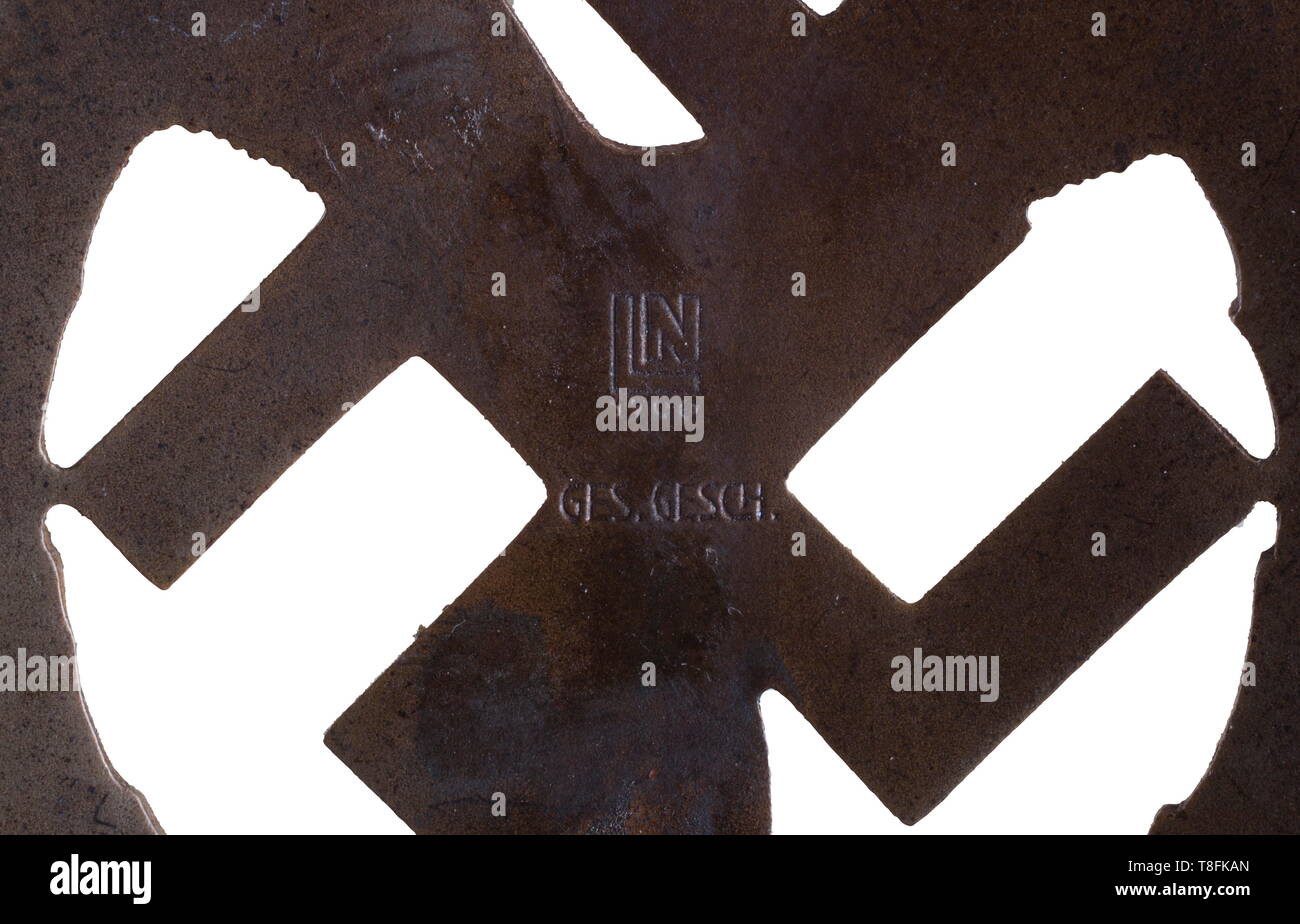 Ein Deutscher Motor Sport Abzeichen in Bronze konvex, brüniert Tombak, rückwärts mit einem Stempel "LN" (Lauer 1790, Nürnberg) und 'GES. Gesch.", mit polierten vertikalen Befestigung Pin. USA - Los historischen, geschichtlichen, Awards, Awards, Deutsches Reich, Drittes Reich, Nationalsozialismus, Nationalsozialismus, Objekt, Objekte, Fotos, Medaillen, Orden, Ehrenzeichen, Medaillen, Orden, Clipping, Ausschneiden, Ausschneiden, Ausschnitten, Ehre, Ehre, Ns, NS, NS-Zeit, 20. Jahrhundert, Editorial-Use - Nur Stockfoto