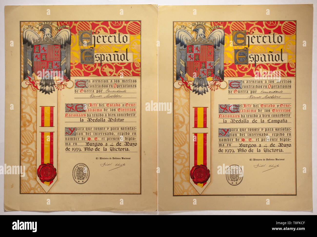 Oberst Werner Mölders - eine Auszeichnung für die spanische Medalla Militar und Medalla de la Campana Große polychrome gedruckt dekorative Dokument der Firma "TALLERES OFFSET - SAN SEBASTIAN ausgestellt", "Comandante Werner Moelders" im Jahr der Sieg, den 4. Mai 1939, und unterzeichnet (Stempel) der Minister für Verteidigung und Generalleutnant Fidel Dávila Arrondo. Nach Angaben der spanischen Bestellungen Statuten von 1938, die Medalla Militar war der dritte höchste Auszeichnung des Landes und eine hoch angesehene Auszeichnung für Tapferkeit, die in Spanien, ähnlich wie das Victoria Cross, war in erster Linie, Editorial-Use - Nur vergeben Stockfoto
