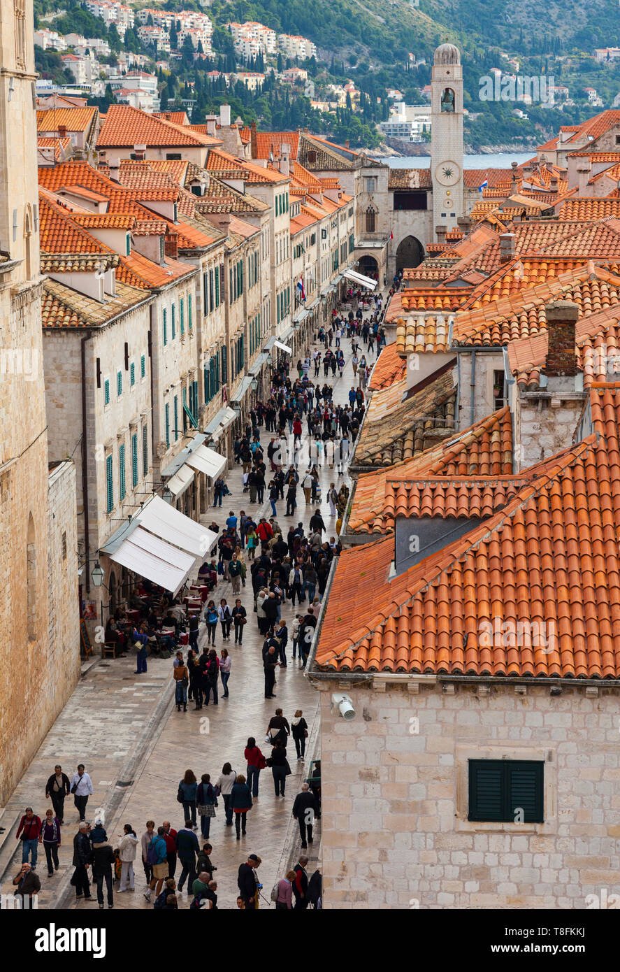 Calle de la Placa y al fondo Iglesia de San Blas, Casco Antiguo de Dubrovnik, Ciudad de Dubrovnik, Kroatien, Mar Adriático, Mar Mediterráneo Stockfoto