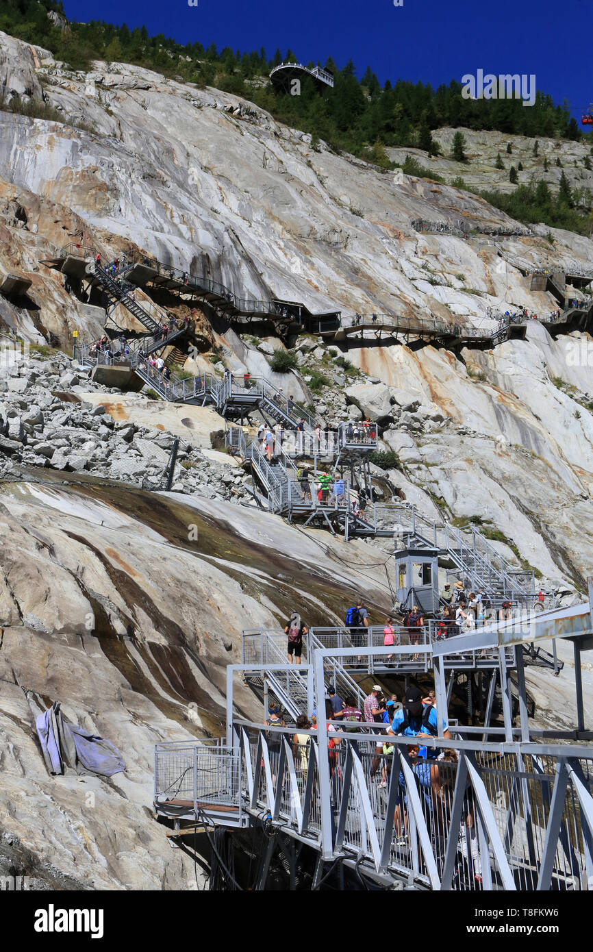 Rampes et pour escaliers visite de la Grotte de Glace. Glacier de la Mer de Glace. Massif du Mont-Blanc. Montenvers. Chamonix Mont-Blanc. Stockfoto