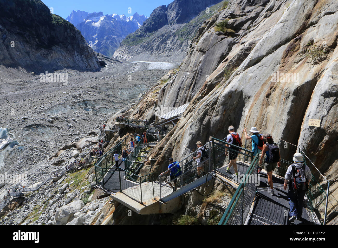 Rampes et pour escaliers visite de la Grotte de Glace. Glacier de la Mer de Glace. Massif du Mont-Blanc. Les Grandes Jorasses (4.196 m). Montenvers. Stockfoto