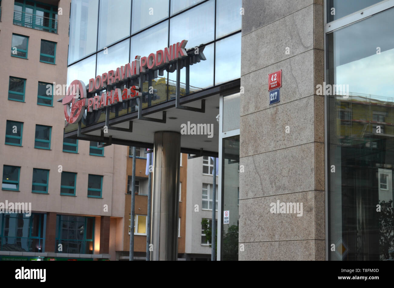 Prag/Tschechische Republik - 9. Mai 2019: Bürogebäude Hauptsitz der Prager Öffentlichen Transit Co. Inc. (Dopravní podnik hlavního města Prahy a.s. Stockfoto