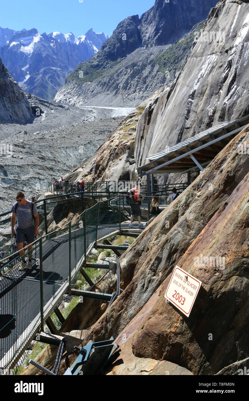 Rampes et pour escaliers visite de la Grotte de Glace. Glacier de la Mer de Glace. Massif du Mont-Blanc. Les Grandes Jorasses (4.196 m). Montenvers. Stockfoto