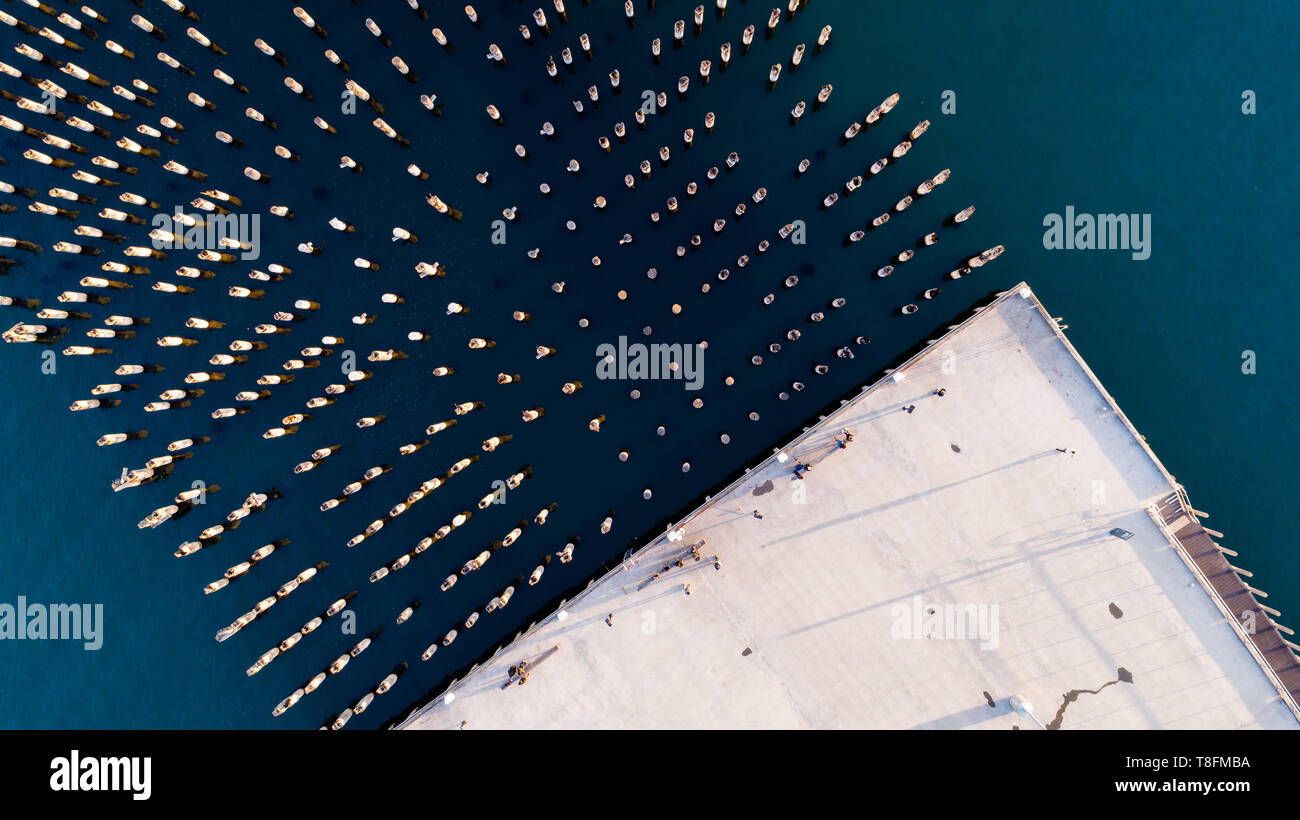 Unten ein Blick auf die stillgelegte Holzstützen, für was verwendet eine Erweiterung des Fürsten Pier in Port Melbourne, Victoria, Australien. Stockfoto