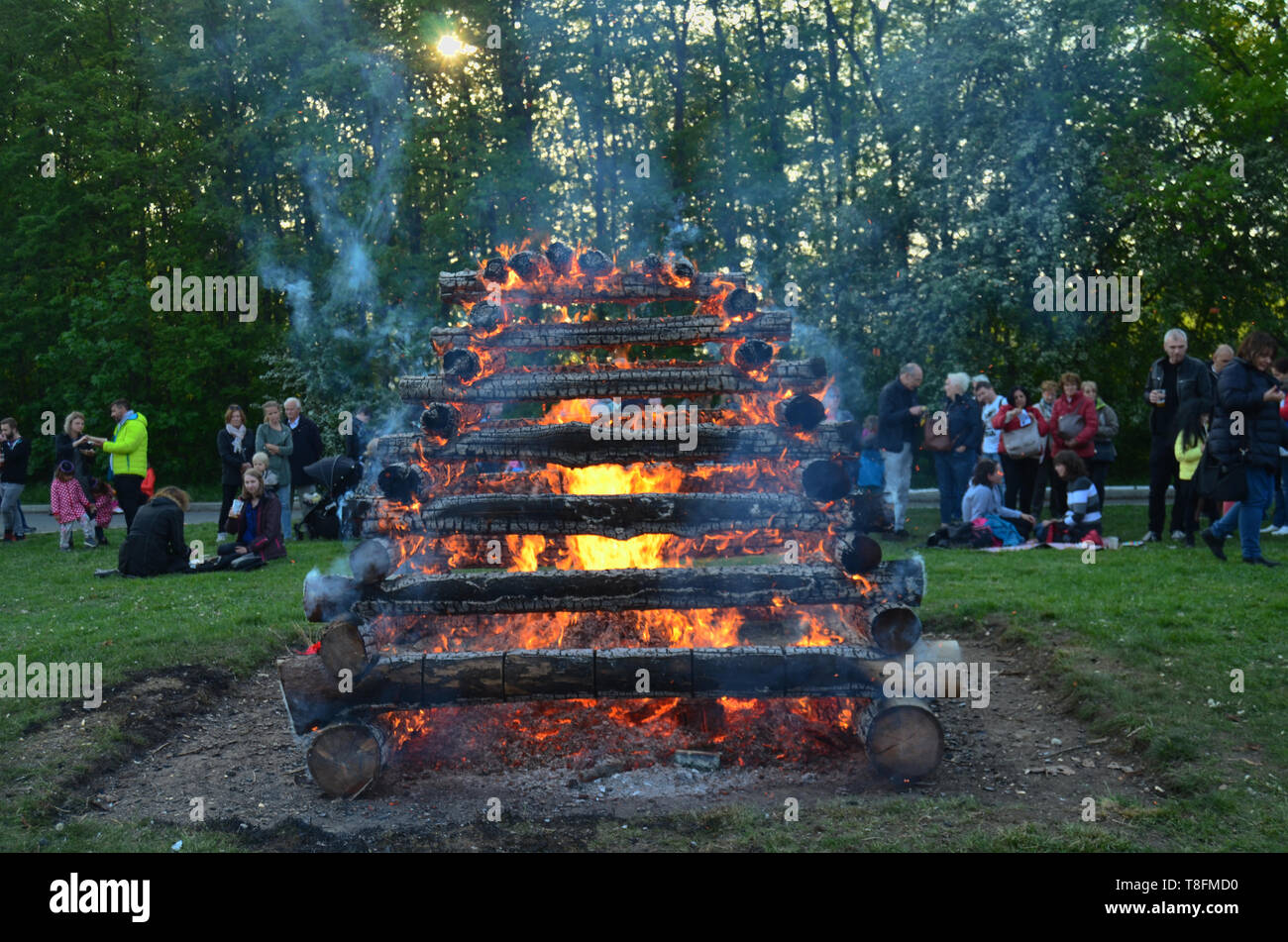Prag/Tschechische Republik - 30 April 2019: Treffpunkt für die tschechischen Tradition des Brennens der Hexen (paleni Carodejnic), ursprünglich heidnisches Fest Stockfoto