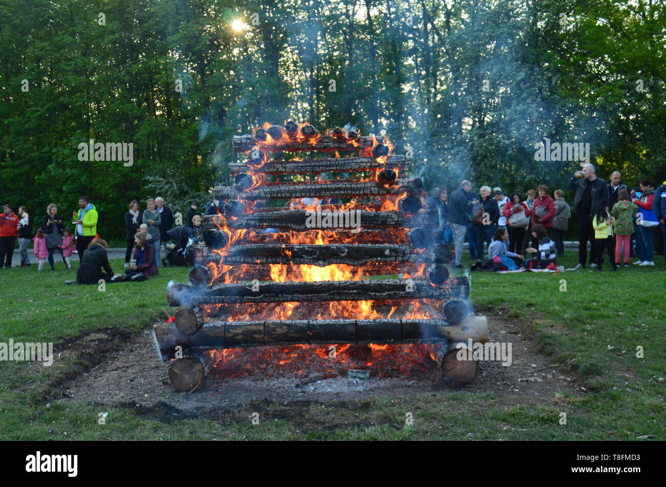 Prag/Tschechische Republik - 30 April 2019: Treffpunkt für die tschechischen Tradition des Brennens der Hexen (paleni Carodejnic), ursprünglich heidnisches Fest Stockfoto