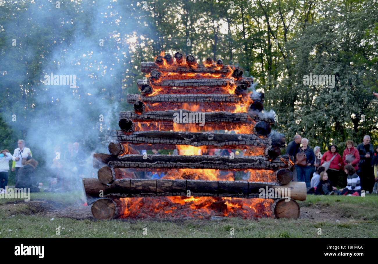 Prag/Tschechische Republik - 30 April 2019: Treffpunkt für die tschechischen Tradition des Brennens der Hexen (paleni Carodejnic), ursprünglich heidnisches Fest Stockfoto