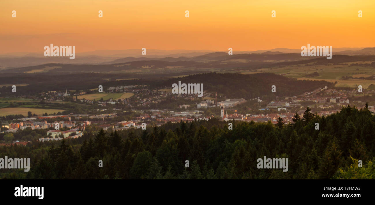 Sonnenuntergang über dem Wald umliegenden Pisek Stadt (Pisek Berge oder Pisecke hory), Schuß aus der Jarnik Turm in den Wäldern in der Nähe der Stadt, nach Süden Stockfoto