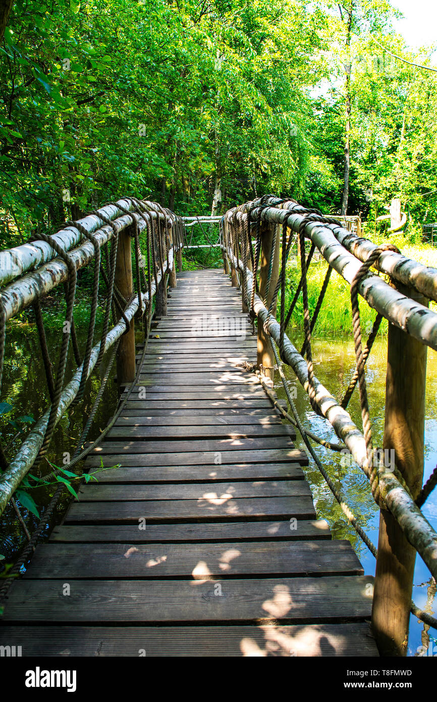 Friedliche Natur Holz- Brücke über den Fluss. Stockfoto
