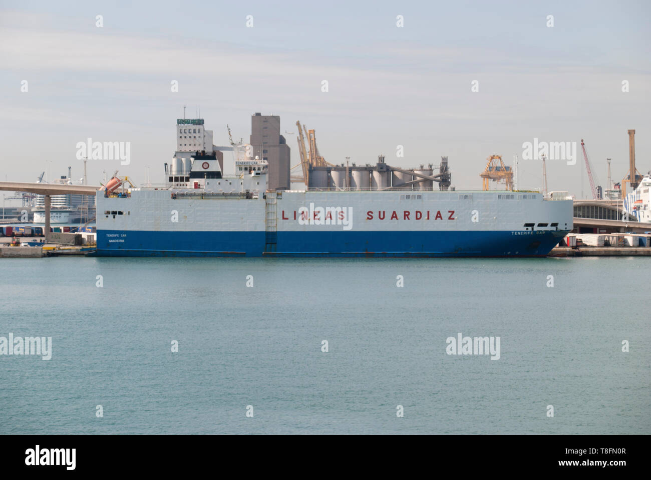 Ro-Ro-Schiff Teneriffa Auto der Firma Líneas Suardiaz im Hafen von Barcelona angedockt. Stockfoto