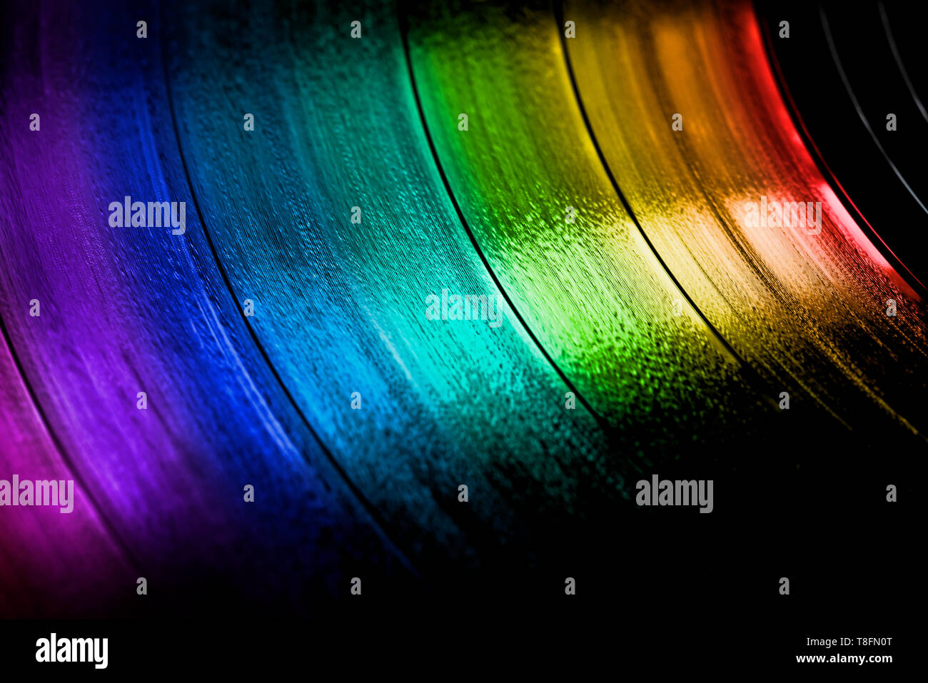 Oberfläche von einer alten Schallplatte in Regenbogenfarben. Makroaufnahme, geringe Tiefenschärfe. SDF. Stockfoto