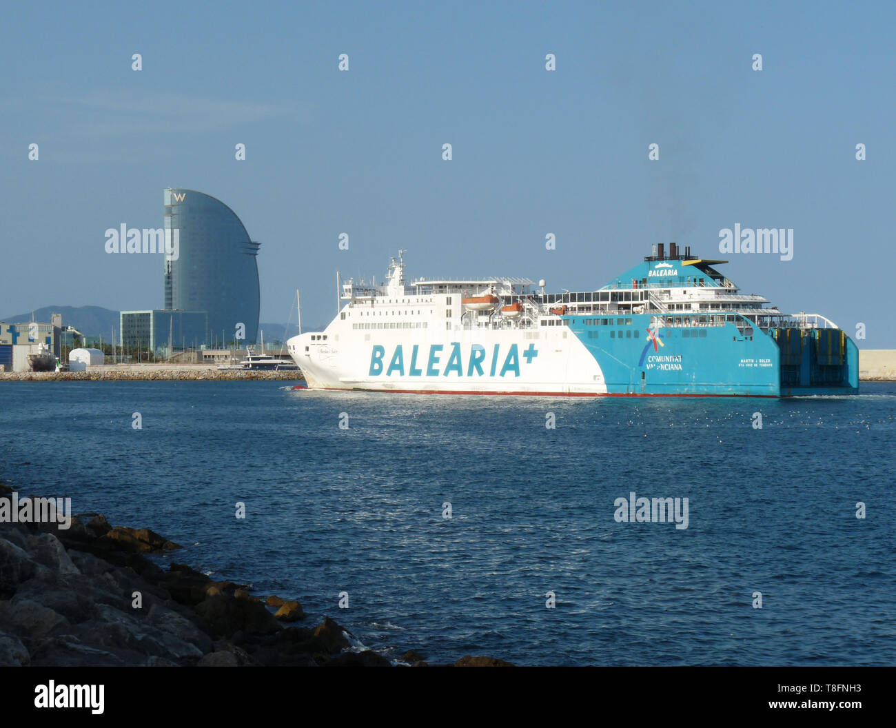 Fähre Martín i Soler von Balearia Unternehmen in den Hafen von Barcelona. Stockfoto