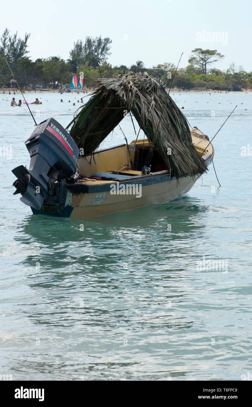Kleines Fischerboot mit Palmblättern Dach wie Palapa vor der Sonne zu schützen Stockfoto