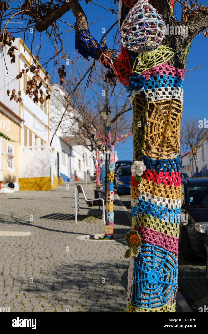 Bäume mit Häkeln Arbeit als Teil der Weihnachtsfeier eingerichtet, das in der ummauerten Stadt Mértola, süd-östlich der Region Alentejo, Portugal. Stockfoto