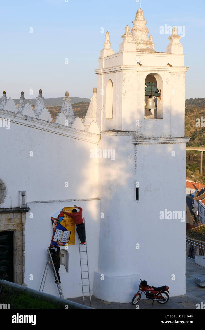 Blick auf die Kirche in der ummauerten Stadt Mértola, im Südosten der Region Alentejo, Portugal. Mértola liegt in der Parque Natural do Vale do Guadiana. Stockfoto