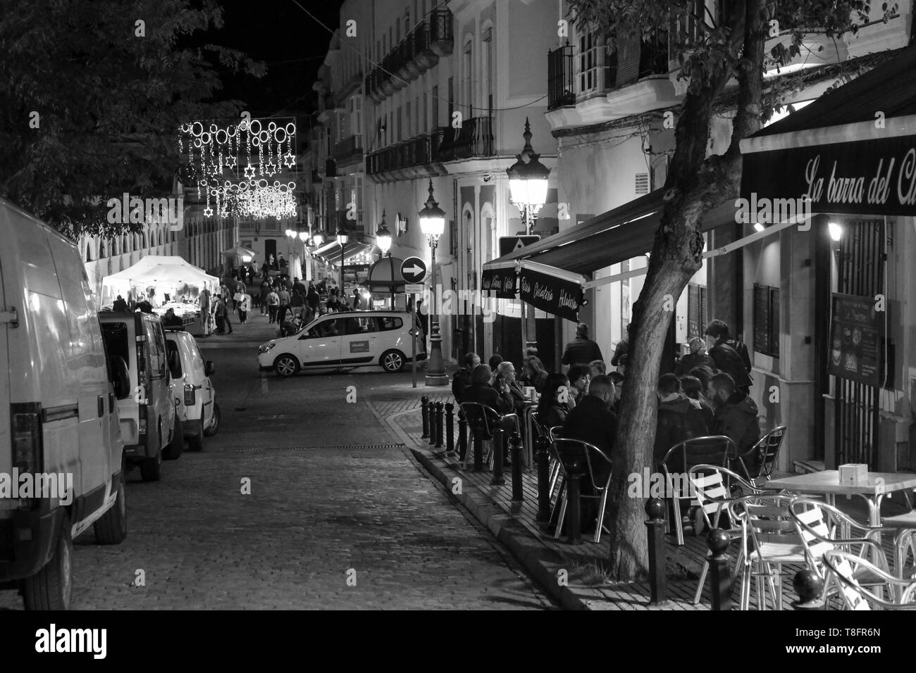 Schwarz & Weiß: Blick auf eine Straße in der Altstadt von Cadiz, Andalusien, Spanien. Stockfoto