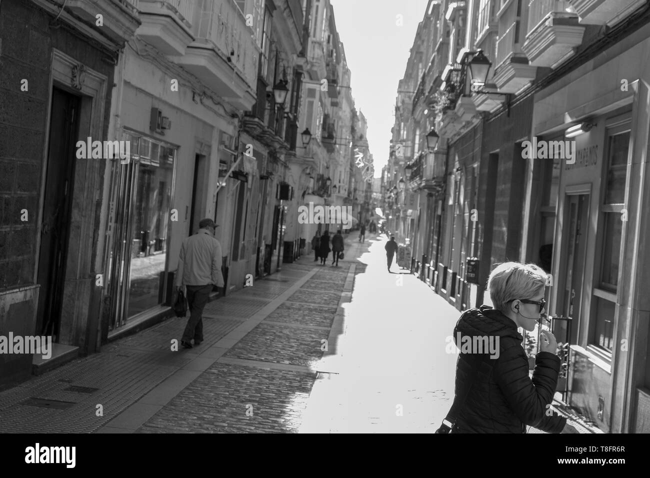 Schwarz & Weiß: Blick auf eine Straße in der Altstadt von Cadiz, Andalusien, Spanien. Stockfoto