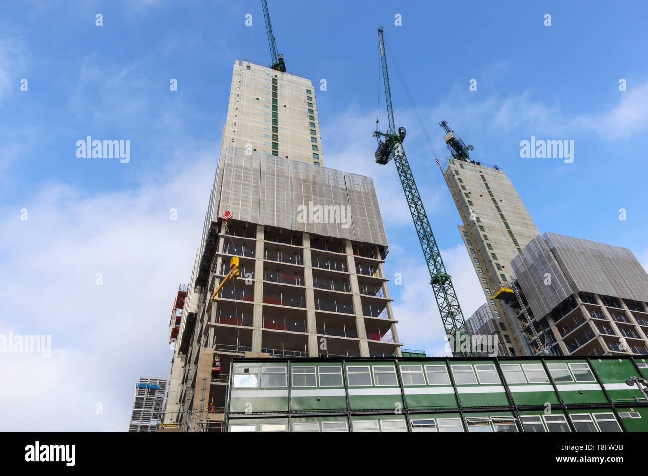 Woking, Surrey: Bau der neuen Hochhaus gemischte Verwendung Victoria Square Entwicklung weiterhin mit konkreten Kerne und Turmdrehkrane Stockfoto