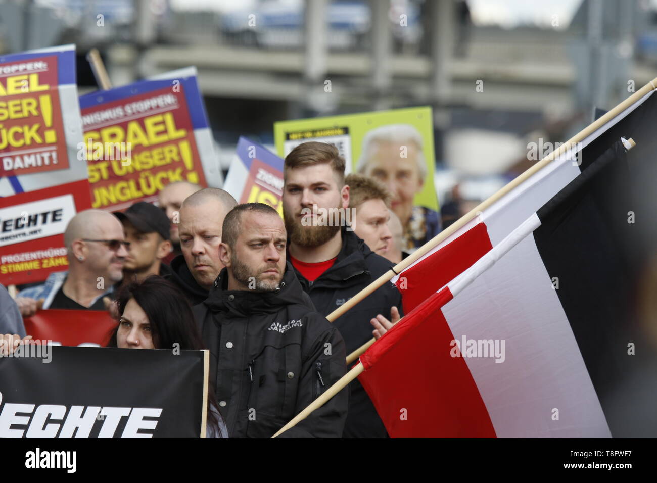 Pforzheim, Deutschland. 11. Mai, 2019. Die rechten Demonstranten März mit Banner, Poster und Flaggen des Deutschen Reiches durch die Innenstadt. Rund 80 Menschen in einem Marsch durch Pforzheim, organisiert von der rechten Seite nahm Partei 'Die Rechte' (rechts). Die wichtigsten Fragen der März war die Förderung der Abstimmung für Rechte Sterben" in der bevorstehenden Europawahl und ihren Anti-Einwanderungspolitik. Sie wurden von mehreren hundert Zähler konfrontiert - Demonstranten aus verschiedenen politischen Organisationen. Quelle: Michael Debets/Pacific Press/Alamy leben Nachrichten Stockfoto